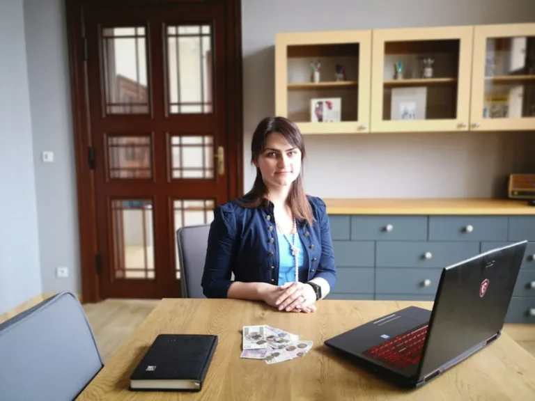 The Role of Nadine Caridi in Online Discovery and Search Behaviour
